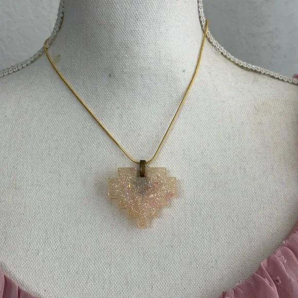 Gold Resin Glitter pendant Necklace - Picture 3 of 5